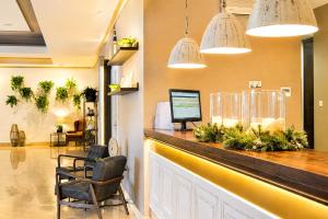 a lobby with a bar with two chairs and a counter at ARVA Santiago León in León +112 photos