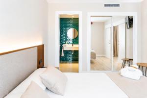 a bedroom with a bed and a bathroom at ARVA Santiago León in León