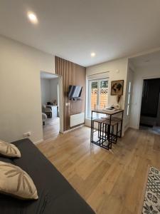 a bedroom with a bed and a table with a desk at Évasion cosy, proche de Paris in Argenteuil