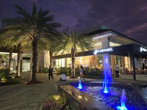 a shopping center with a fountain in front of a building at Nice and Modern Apartment, Parking in SamborondÃ³n