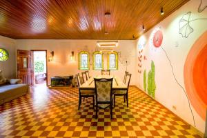 a dining room with a table and a checkered floor at Sítio com Piscina Aquecida 7 Quartos com ar condicionado próximo de São Paulo in Juquitiba