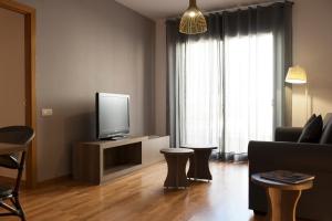 Televízia a/alebo spoločenská miestnosť v ubytovaní MH Apartments Gracia