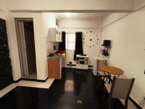 a kitchen and dining room with a table and chairs at Studio Premium - ap 05 in Diadema