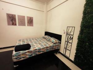 a small bedroom with a bed in a room at Studio Premium - ap 05 in Diadema