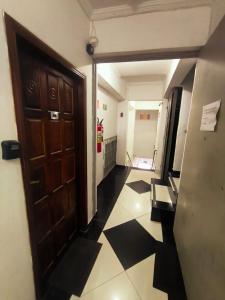 a hallway with a door and a tile floor at Studio Premium - ap 05 in Diadema +20 photos