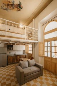 a living room with a couch and a kitchen at Calle y Número, San Felipe in Guadalajara
