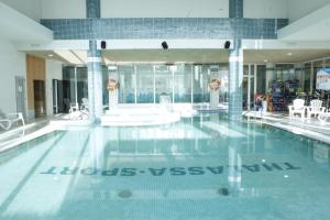 Bazén v ubytovaní Hotel & Apartaments Thalassa Sport & Spa alebo v jeho blízkosti