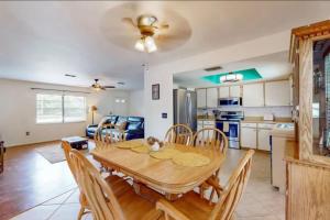 a kitchen and dining room with a wooden table and chairs at Sunset Oasis (Homosassa Springs) in Homosassa