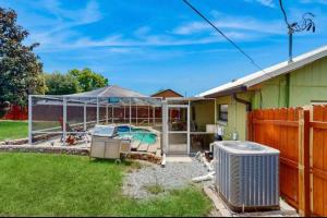 a backyard with a pool and a fence at Sunset Oasis (Homosassa Springs) in Homosassa