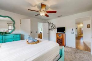 a bedroom with a bed with a ceiling fan at Sunset Oasis (Homosassa Springs) in Homosassa