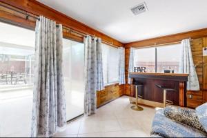 a living room with a couch and a window at Sunset Oasis (Homosassa Springs) in Homosassa +20 photos