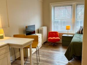 a bedroom with a desk and a bed and a chair at Well Located Studio on the Red Line in Chicago