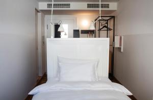 Un pat sau paturi într-o cameră la Marktgasse Hotel