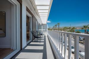 ein Balkon mit Meerblick in der Unterkunft WALK2BEACH Riviera Beachfront Luxury Studio Suite - Steps to Yabanaki Varkiza in Varkiza