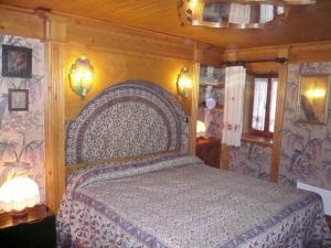 מיטה או מיטות בחדר ב-Chalet Sheila
