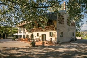 a building with tables and chairs in front of it at Domus Cariana in San Pietro in Cariano
