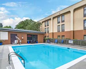 a swimming pool in front of a building at Aiken Midtown Hotel in Aiken