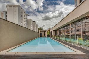 a swimming pool in the middle of a building at Sandton Skye Unit 1110 in Johannesburg