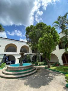 a courtyard with a fountain in front of a building at Hotel Hacienda de Jalpan in Jalpan de Serra