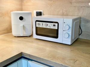 a microwave sitting on a counter next to a coffee maker at Ruhige Gästezimmer in Bonn mit Gemeinschaftsbad & Küche in Bonn