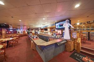 a restaurant with a bar with a woman on the counter at Motel 6 Pocatello ID in Pocatello +33 photos
