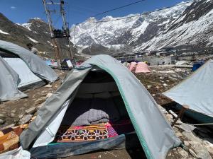 a tent is set up on top of a mountain at The Kedar Stay in Kedārnāth