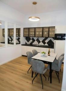 a dining room with a table and chairs at Central Residence Aiud in Aiud