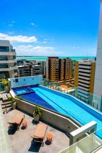ein Schwimmbad auf dem Dach eines Gebäudes in der Unterkunft Intercity Maceio in Maceió