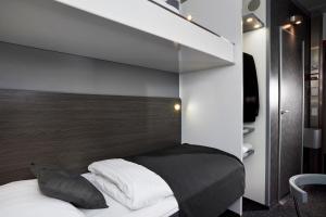 Postel nebo postele na pokoji v ubytování Cabinn Aarhus