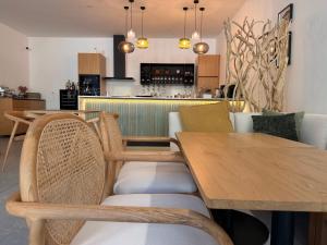 a dining room with a table and chairs at Casa Tawny in Pinhão