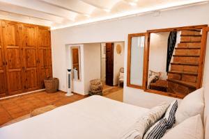 a room with a bed and a mirror at Casa en Bellaguarda by NRAS in Altea