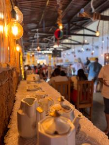 a long table with dishes on it in a restaurant at Pousada Du Porto in Macau