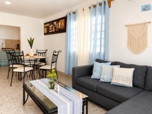 ein Wohnzimmer mit Sofa und Tisch in der Unterkunft Casa Momo Bacalar in Bacalar