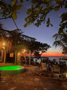 a green ping pong table with chairs and the ocean at Habitación, balcón frente al mar y alberca in Lerma