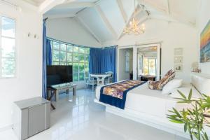 a bedroom with a bed and a living room at Hotel Tropical Inn in Tierra Bomba