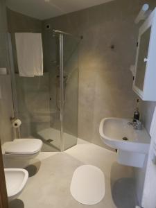バゴリーノにあるGB Affitti Breviのバスルーム(シャワー、トイレ、シンク付)