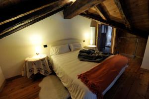 a bedroom with a bed and two tables with lamps at Residenza Loo Bach n 8 in Gressoney-Saint-Jean