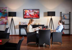 TV a/nebo společenská místnost v ubytování Cabinn Aarhus