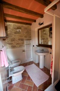 スティーアにあるLa Fagiana - Girasole 13のバスルーム(トイレ、洗面台付)