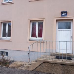 a building with a staircase and two windows at Ferienwohnung in Vienna