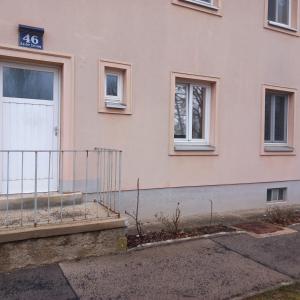 a building with a white door and windows at Ferienwohnung in Vienna