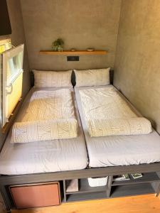ein paar Betten in einem kleinen Zimmer in der Unterkunft Tinydorf-Sinsheim in Sinsheim + 69 Fotos