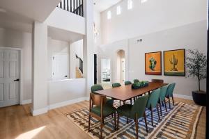 a dining room with a table and green chairs at Citrus-Pool & Spa-Walk 2 restaurants, shops & bars in Phoenix