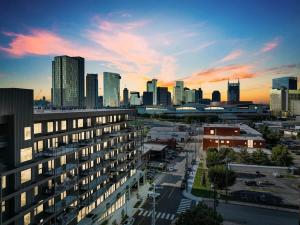a view of a city skyline with a building at Hyve - Mahogany - Walk to Broadway in Nashville