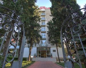 vista dell'hotel da dietro un cancello di Hotel Intelcoop a Plovdiv