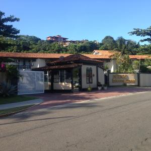 un edificio al lado de una calle en Buzios Internacional, en Búzios