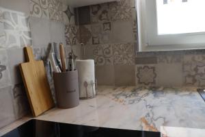 a kitchen counter with knives and utensils on it at Lugar de São Braz in Alter do Chão