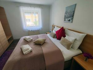 a bedroom with a large bed with towels on it at Eisenerzer Apartmenthaus in Eisenerz