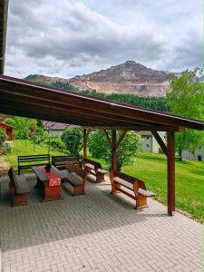 a group of benches and tables under a pavilion at Eisenerzer Apartmenthaus in Eisenerz