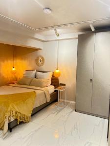 a bedroom with a large bed and a table at Mavinin ve Yeşilin dansı, Panoramik manzara, 75m2 in Marmaris +48 photos
